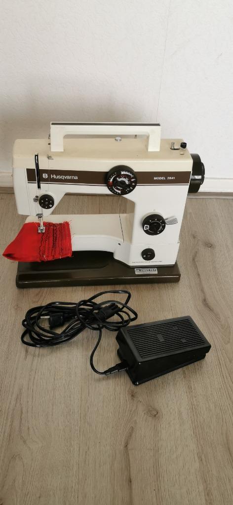 Naaimachine Husqvarna 2841 Dikke stoof naaien goed, Hobby en Vrije tijd, Naaimachines en Toebehoren, Zo goed als nieuw, Naaimachine