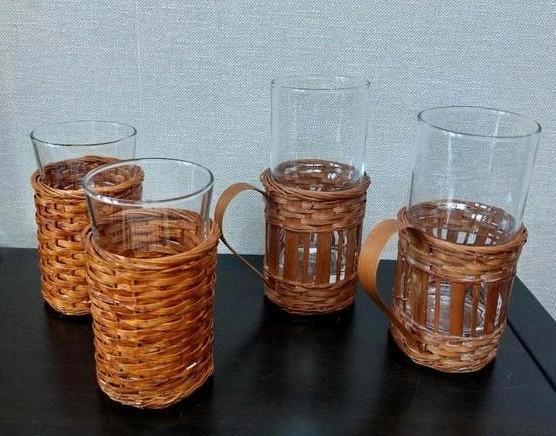 Vintage glazen met rotan houder – set van 4, Antiek en Kunst, Antiek | Keukenbenodigdheden, Ophalen of Verzenden