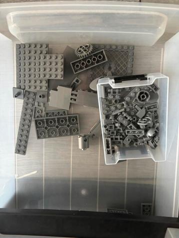 2 koffers vol gesorteerde LEGO onderdelen (op kleur) beschikbaar voor biedingen