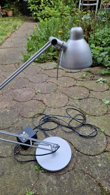 Bureau lamp beschikbaar voor biedingen