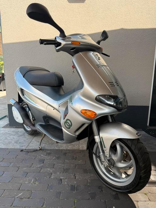 ⭐️Gilera runner 50cc dd Zilvergrijs 9200 KM Nieuwstaat⭐️, Fietsen en Brommers, Scooters | Piaggio, Zo goed als nieuw, Overige modellen