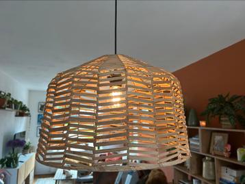 Twee keer rieten hanglamp beschikbaar voor biedingen