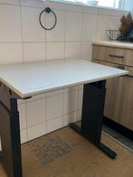 Witte tafel met zwarte poten, Ophalen, In hoogte verstelbaar, Gebruikt, Bureau