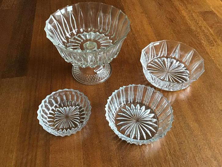 Set van vier glazen schalen, Antiek en Kunst, Antiek | Schalen, Ophalen of Verzenden