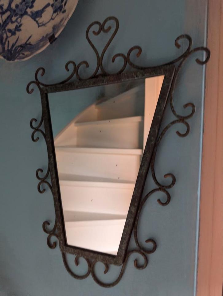Mooie brocante, antiek spiegel, ijzeren lijst, Antiek en Kunst, Antiek | Spiegels, Minder dan 50 cm, Minder dan 100 cm, Overige vormen