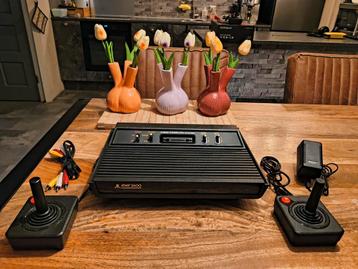 Atari 2600 met AV mod en 5 Games. beschikbaar voor biedingen