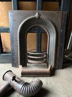 Antieke gietijzeren haardombouw met ornamentenen rookbocht, Ophalen, Gebruikt, Inbouwhaard, Houthaard