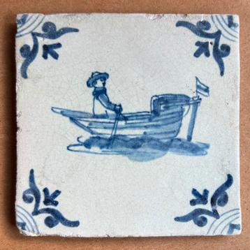 Zeldzame tegel met een man in een roeiboot 17e eeuws beschikbaar voor biedingen