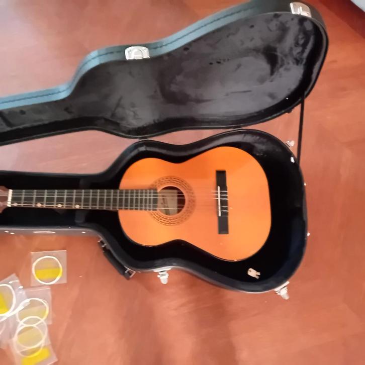 akoestische gitaar evt met koffer en snaren, Muziek en Instrumenten, Snaarinstrumenten | Gitaren | Akoestisch, Zo goed als nieuw