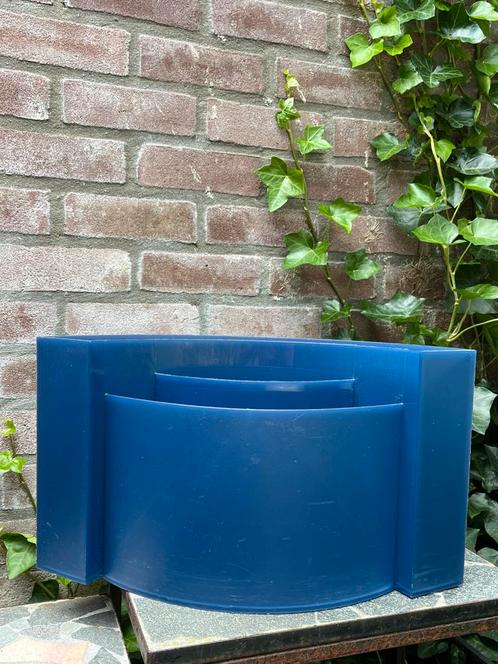 Krantenbak Wave, Italiaans design lectuurbak Autentics,, Huis en Inrichting, Woonaccessoires | Krantenbakken en Lectuurbakken