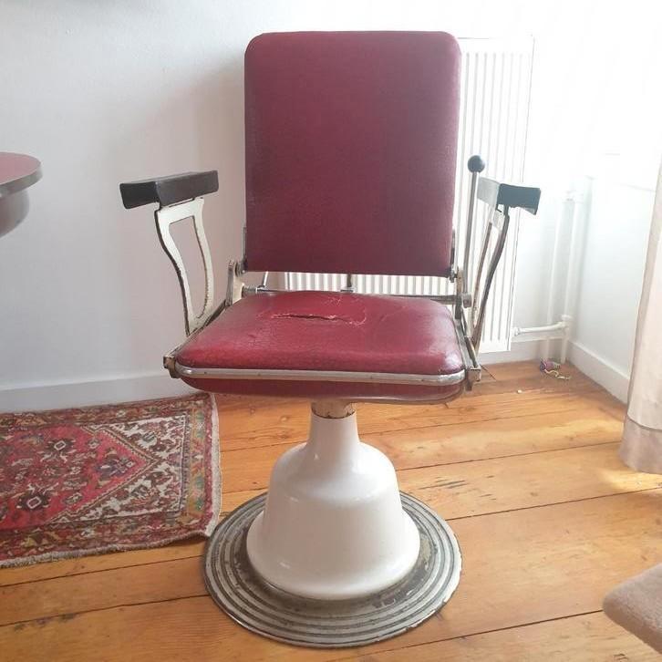 OPKNAPPER LEER/  originele DRAAI KAPPERSTOEL 60s, Huis en Inrichting, Stoelen, Gebruikt, Eén, Leer, Metaal, Rood, Ophalen