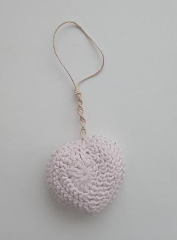 Gehaakt katoenen lichtroze hartje beschikbaar voor biedingen