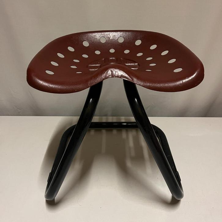 OPRUIMING Jaren 70 design kruk met tractor trekker zitting, Huis en Inrichting, Krukjes, Gebruikt, IJzer, Ophalen of Verzenden