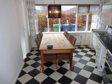 Eettafel plus 6 loom stoelen  beschikbaar voor biedingen