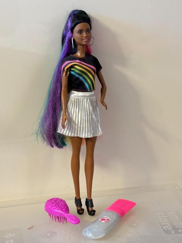 Barbie met regenboog haar en glitterkam, Kinderen en Baby's, Speelgoed | Poppen, Zo goed als nieuw, Barbie, Ophalen of Verzenden