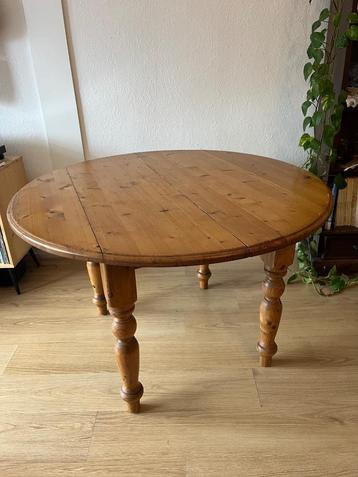 Houten eettafel beschikbaar voor biedingen