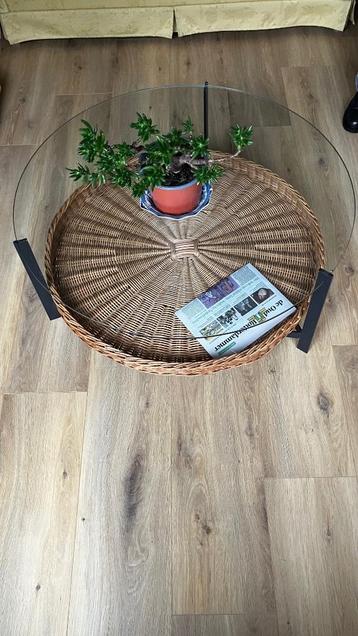 Ronde glazen salontafel met rieten mand, vintage. beschikbaar voor biedingen