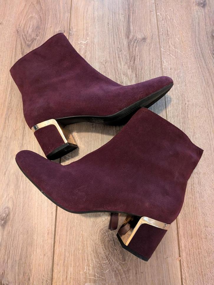 DKNY Bessenkleurige Enkellaarsjes Maat 38, Kleding | Dames, Schoenen, Zo goed als nieuw, Lage of Enkellaarzen, Rood, Verzenden