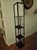 Moderne zwarte staande lamp met planken, 100 tot 150 cm, Ophalen of Verzenden, Zo goed als nieuw, Metaal