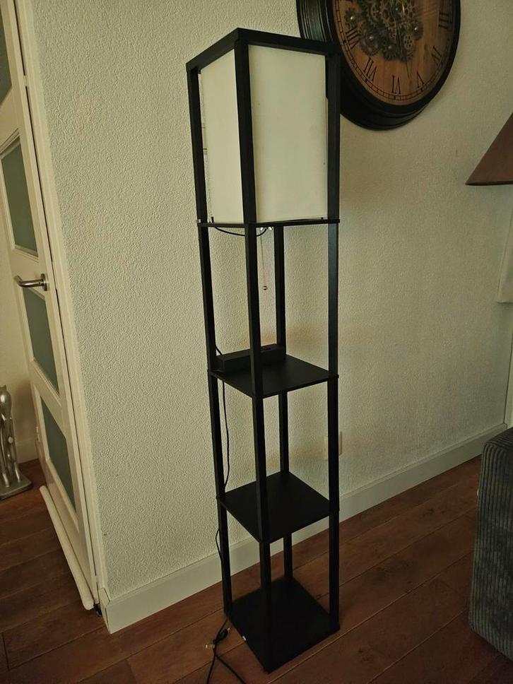 Moderne zwarte staande lamp met planken, Huis en Inrichting, Lampen | Vloerlampen, Zo goed als nieuw, 100 tot 150 cm, Metaal, Stof