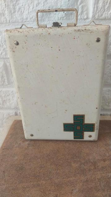 Vintage metalen SOS verbanddoos in originele staat beschikbaar voor biedingen