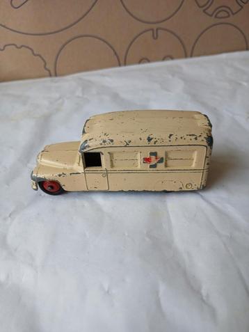 Daimler ambulance creme.  Dinky toys 253 beschikbaar voor biedingen