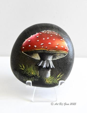 Op een grote paddenstoel....Vliegenzwam geschilderd op steen beschikbaar voor biedingen