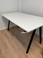 IKEA Trotten bureau in het wit, Huis en Inrichting, Bureaus, Ophalen, Zo goed als nieuw, Bureau