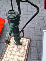 Oude waterpomp op houten vlonder, Ophalen, Zo goed als nieuw, Handmatig