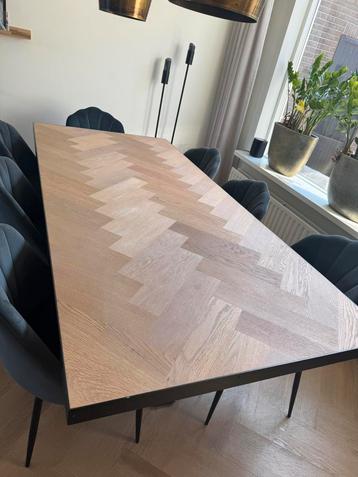 Massief eiken visgraat tafel beschikbaar voor biedingen
