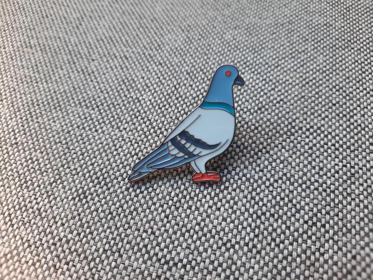 1 leuke pin van een duif te koop, Verzamelen, Speldjes, Pins en Buttons, Nieuw, Speldje of Pin, Dier of Natuur, Ophalen of Verzenden