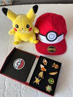 Pokémon set – Pikachu knuffel + pet + Gym Badges box, Ophalen, Zo goed als nieuw, Jongen