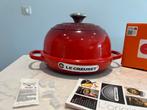 Nieuwe Le Creuset broodbakpan Kersenrood  in de doos, Gietijzer, Nieuw, Ophalen of Verzenden, Keramische plaat