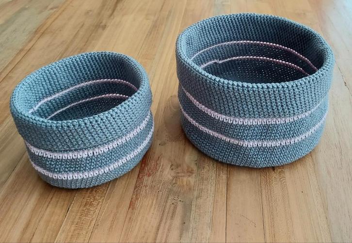 NIEUW! set van 2 handgemaakt gehaakte mandjes, samen:, Huis en Inrichting, Woonaccessoires | Schalen en Manden, Nieuw, Mand, Rond