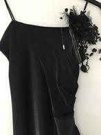 Zwarte satijnen galajurk met sjaal maat 38, Kleding | Dames, Gelegenheidskleding, Maat 38/40 (M), Galajurk, Zwart, Ophalen of Verzenden