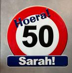 Huldebord Hoera 50 Jaar Sarah, Hobby en Vrije tijd, Feestartikelen, Ophalen of Verzenden, Zo goed als nieuw, Versiering, Abraham of Sarah