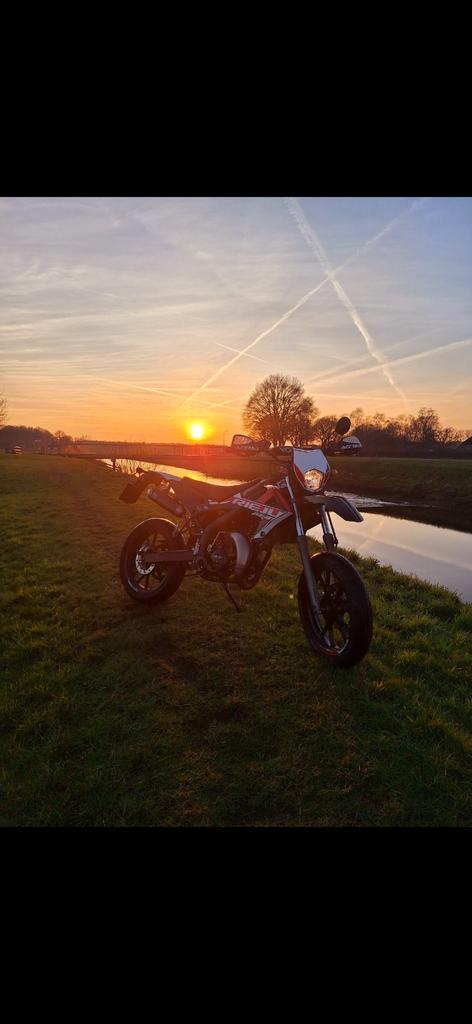 Rieju mrt 50 sm schakelbrommer, Fietsen en Brommers, Brommers | Derbi, Zo goed als nieuw, Ophalen