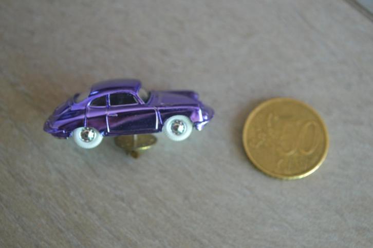 Vintage pin Porsche 356 schaalmodel / Praliné, Verzamelen, Speldjes, Pins en Buttons, Gebruikt, Speldje of Pin, Transport, Verzenden