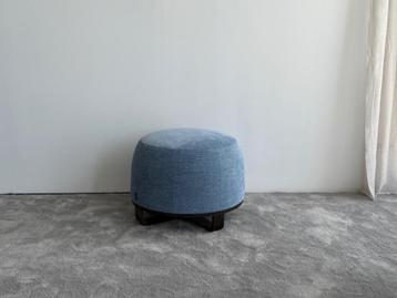 “Design Poef Ball G –  poten : Dark Wood, Stof :  Blauw beschikbaar voor biedingen
