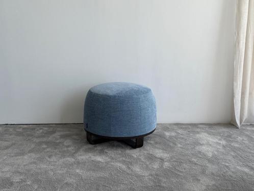 “Design Poef Ball G –  poten : Dark Wood, Stof :  Blauw, Huis en Inrichting, Banken | Voetenbanken en Poefen, Nieuw, Minder dan 50 cm