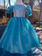 Zilverkleurige/blauwe prinsessenjurk.  NIEUW! Maat 110/116, Kinderen en Baby's, Carnavalskleding en Verkleedspullen, Ophalen of Verzenden