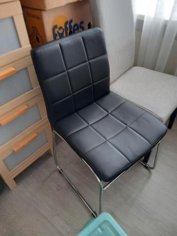 2 Zwarte Stoelen - Nette Staat beschikbaar voor biedingen