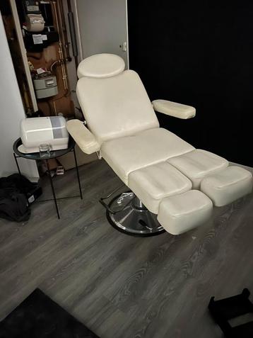 Behandelstoelen twee stuks beschikbaar voor biedingen