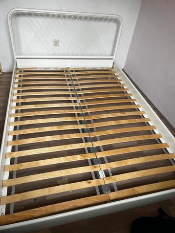 Wit metalen ikea bed