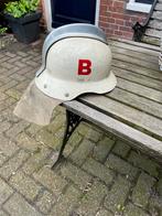 Een oude brandweer helm met nekslab, Verzamelen, Gebruikt, Brandweer, Ophalen of Verzenden