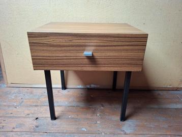 Vintage kastje / bijzettafeltje met lade beschikbaar voor biedingen