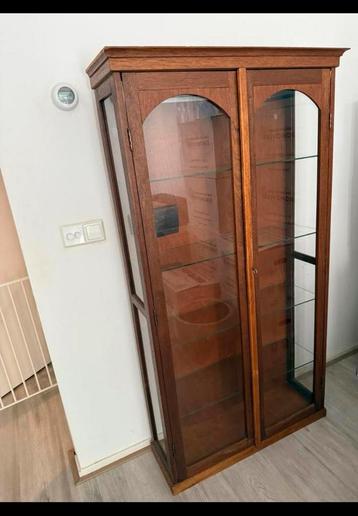 Vintage vitrine kast met glazen planken beschikbaar voor biedingen