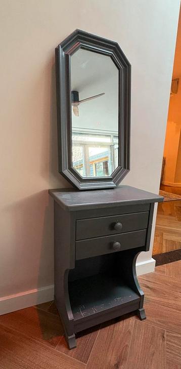 kastje met losse spiegel beschikbaar voor biedingen