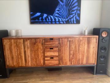 Hout dressoir met epoxy beschikbaar voor biedingen