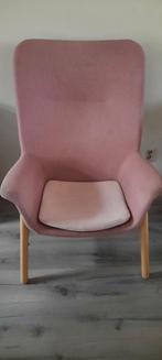 Roze fauteuil met houten poten. Vedbo fauteuil Ikea., Huis en Inrichting, Fauteuils, Ophalen, Hout, Gebruikt, Minder dan 75 cm